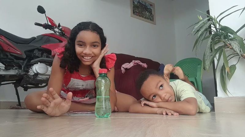 ANA CLARA E  HEITOR JOGO U JOGO DA GARRAFA  E  BRINCANDO E 10 MINUTOS💜🩵