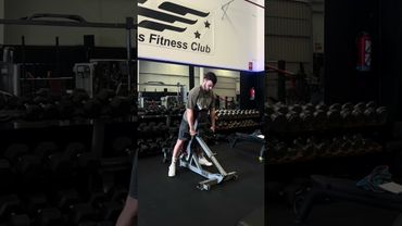 Elevaciones laterales de pie en banco con mancuernas - Deltoides Lateral