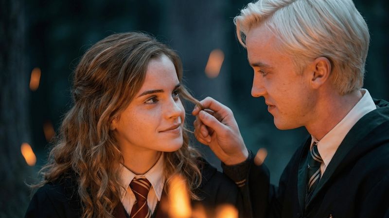 Draco + Hermione (Dramione): Kencan malam saat semua orang tidur!
