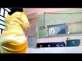 تنظيف جدران المطبخ مع