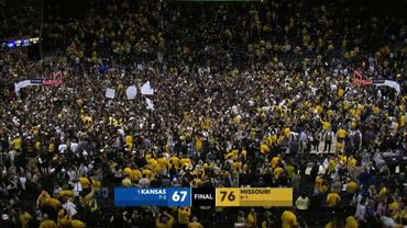 Torcedores do Missouri invadem quadra após derrotar o Kansas, nº 1 😳 | ESPN Basquete Universitário