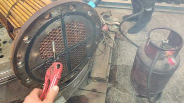 Сушим кожухотрубный теплообменник чиллера после разморозки.