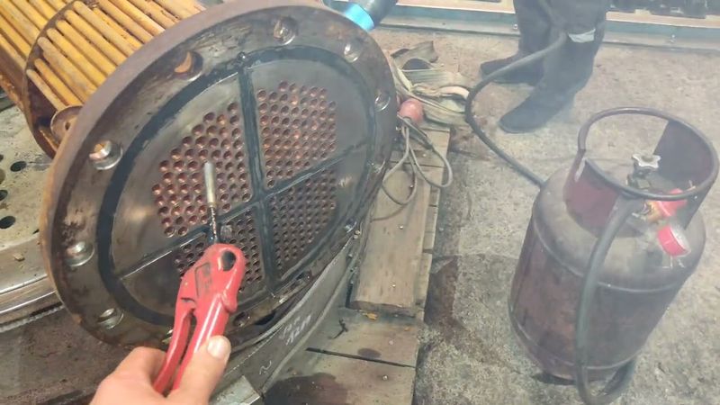 Сушим кожухотрубный теплообменник чиллера после разморозки.