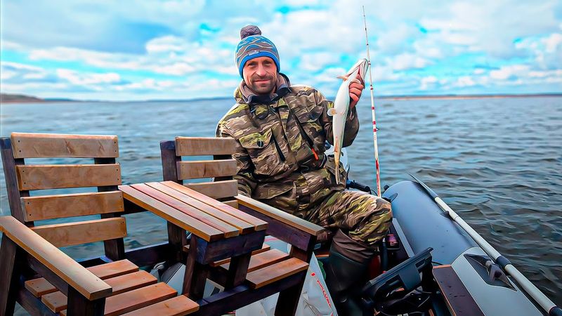 Лесной хутор осенью. Садовую мебель сделал сам. Рыбалка на озере в поисках трофейной рыбы