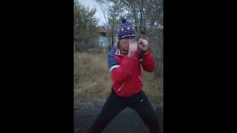 БЕЗУМНЫЙ ПАША. САНЯ БЫК ДЕЛАЕТ БОЙ С ТЕНЬЮ НА УЛИЦЕ.