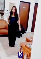 کچەکەیان دوو گەنجی هێناوەتە ژوورەوە و دایکی لەخەت دەیانگرێت.  دراوسێک...