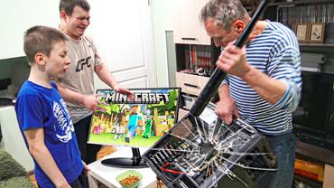 ОТЕЦ РАЗБИВАЕТ БИТОЙ КОМПЬЮТЕР С КЛАВИАТУРОЙ ГРИФЕРАМ В РЕАЛЬНОЙ ЖИЗНИ ИЗ-ЗА МАЙНКРАФТ!