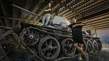 ТАНК ЗАБЫТЫЙ В АНГАРЕ! Оживляем после 17 лет простоя...