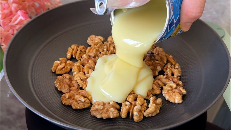 Prendo NOCI E LATTE CONDENSATO BOLLITO! Vivere e imparare. Poche persone conoscono questa ricetta