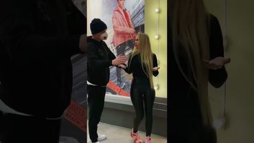 Лапаю его девушку, парень в шоке!