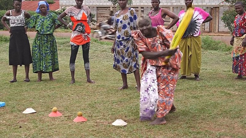 Сельский фитнес: как пожилые угандийки бегают по полю в платьях, играя в крикет