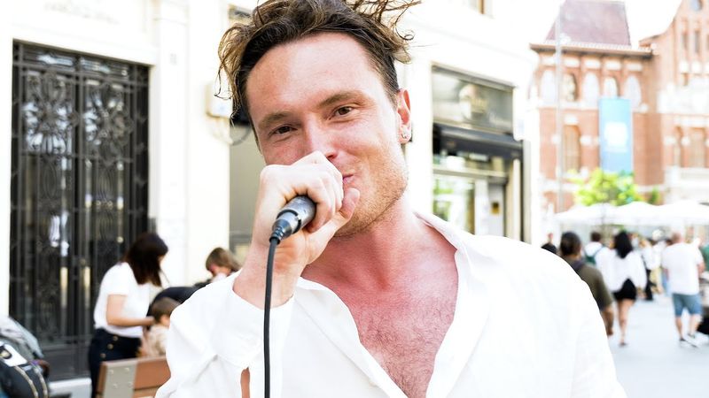 КАТЮША - Иван Кален спел на улице Европы в поддержку Дружбы и Мира