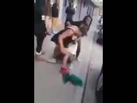 Девушки дерутся из за неразделенной любви.