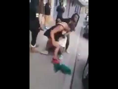 Девушки дерутся из за неразделенной любви.