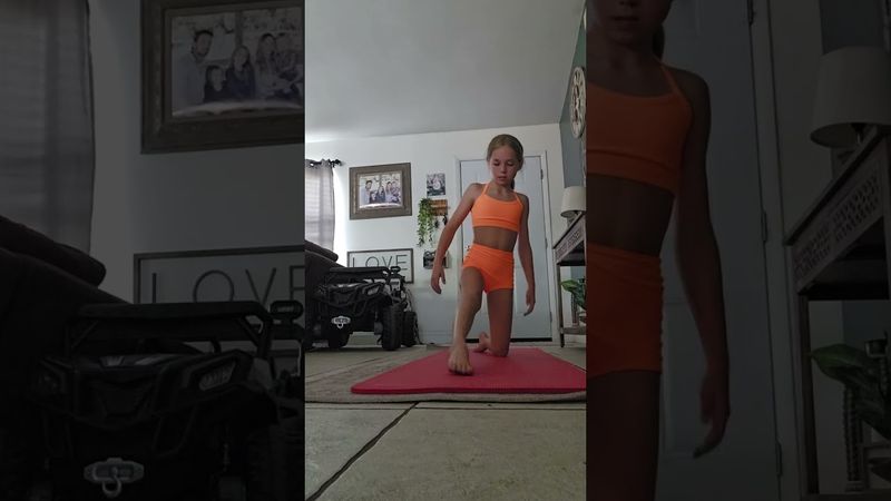 STRETCH ROUTINE #cheergirl #flyers #flexibility #cheer #subscribe