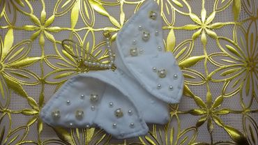 Borboleta de tecido bordado com pérolas e strass