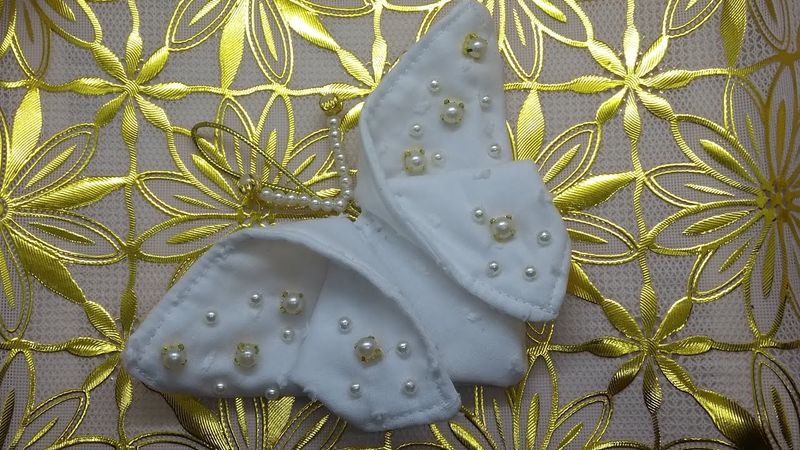 Borboleta de tecido bordado com pérolas e strass