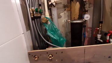 Сама делаю ремонт в туалете и в ванной. Первый раз развела водопровод Рехау сшитый полиэтилен.