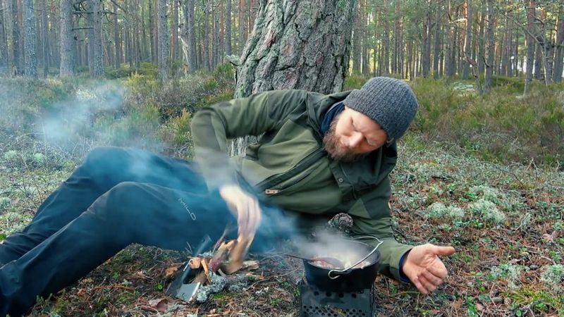 Одиночный бушкрафт. Готовлю на Щепочнице. Лесной Урожай. Саркосцифа Алая