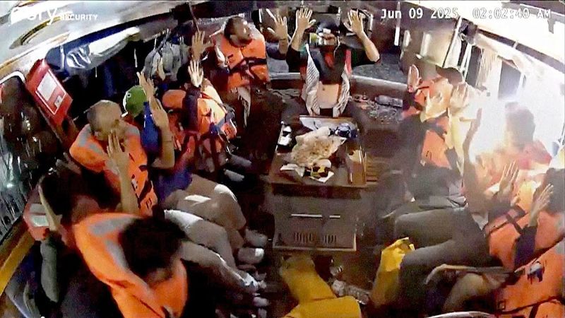 Корабль с Гретой Тунберг на борту задержали при попытке прорваться в сектор Газа