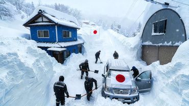 Hokkaido, Giappone, gela! ❄️ Una tempesta invernale estrema seppellisce case e auto a Sapporo