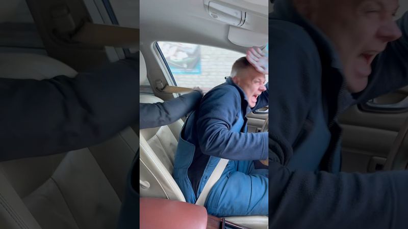 Бьют таксиста