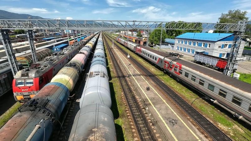 Kereta api Rusia di Slyudyanka: kedatangan dan keberangkatan kereta barang dan penumpang milik RZD