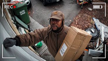 УБИЙЦА ПЕРЕОДЕЛСЯ В КУРЬЕРА