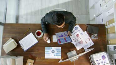 [PicMe] Stock footage of a man working on his desk