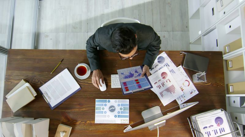 [PicMe] Stock footage of a man working on his desk