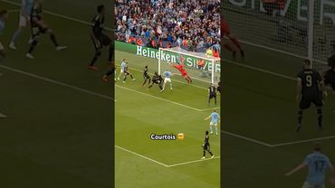 INCREDIBLE Courtois save 🤯