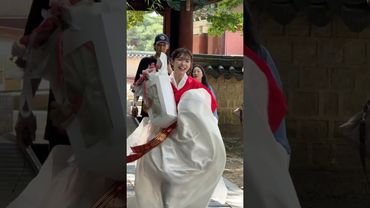 多慧穿著高跟鞋拿著花超像韓劇的女主角 @lee_dahye #李多慧 #이다혜 #啦啦隊 #cheerleader #棒球 #baseball #台湾野球チア #台湾野球 #치어리더