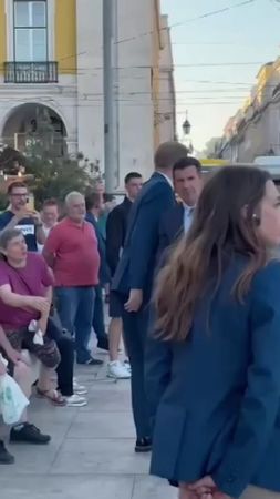 Un aficionado del Barça se encara con Luís Figo en Lisboa 😠🔥 #fcbarce...