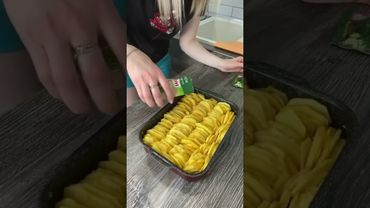 Если взять КАРТОШКУ порезать тонкими кружочками промыть просушить полотенцем добавить специи масло