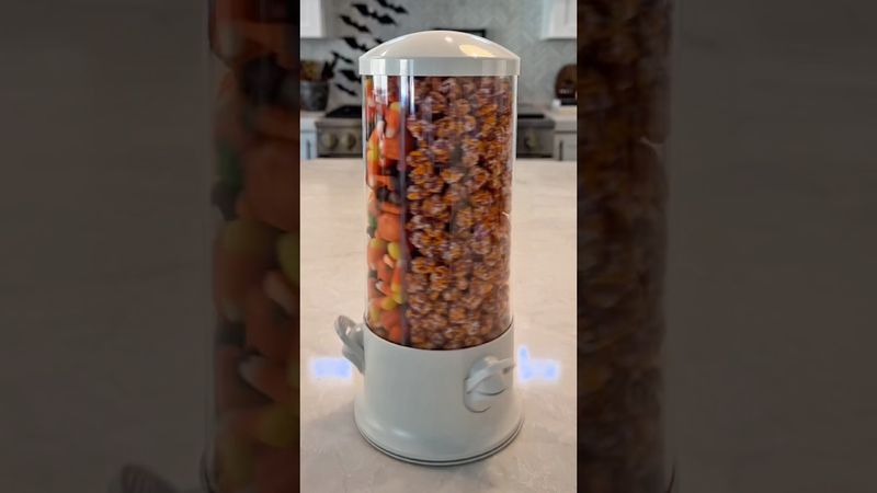 Girador de doces de Halloween 🎃🍭 #halloween #doces #reabastecimento #asmr #satisfatório #assustad...