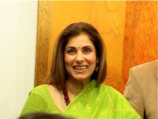Dimple Kapadia:I try a lot, but I am not able to do Painting on art exhibintion