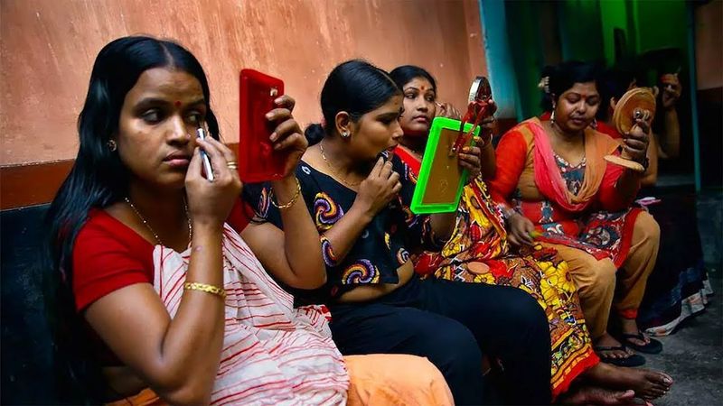 «Индийские прост******тки: нет времени на перекур — от клиентов нет Отбоя!»