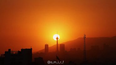 غروب خورشید در پشت سبد برج میلاد تهران