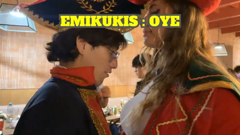 EMIKUKIS SE PONE DE PUNTILLAS PARA VERSE MÁS ALTA QUE GLOGLO Y ÉL SE PASA DE FRÍO