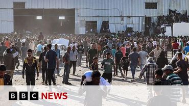 Gaza warehouse broken into by 'hordes of hungry people', says WFP | BBC News