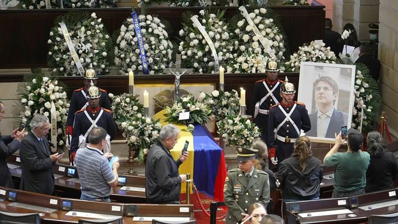 Colombians attend wake at Congress of presidential hopeful | AFP