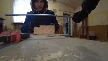 Выравниваем деревянные полы..