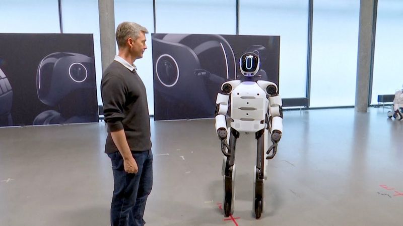 Робота AEON создали в Швейцарии в ответ на нехватку рабочей силы