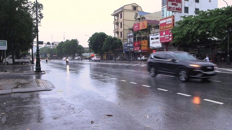 Rain batters Vietnam’s coastal city of Vinh as Typhoon Kajiki makes landfall | AFP