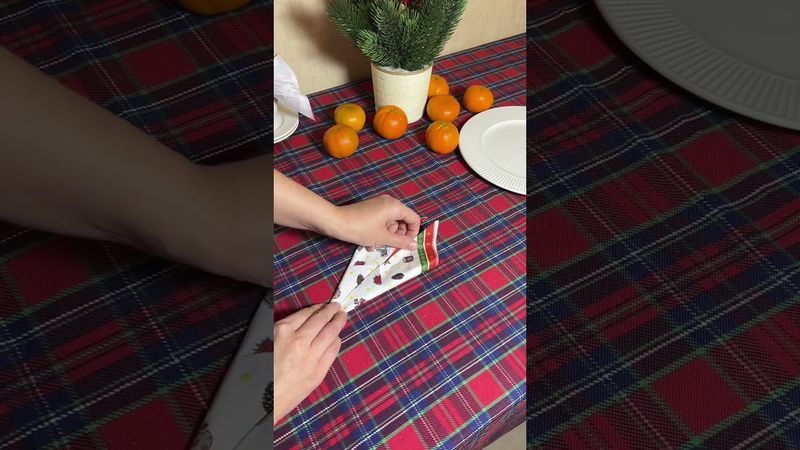 Яркая новогодняя скатерть из рогожки WB #WW208186 ; Ozon 3122287147 ; ЯМ 4769167895 #декор #скатерть