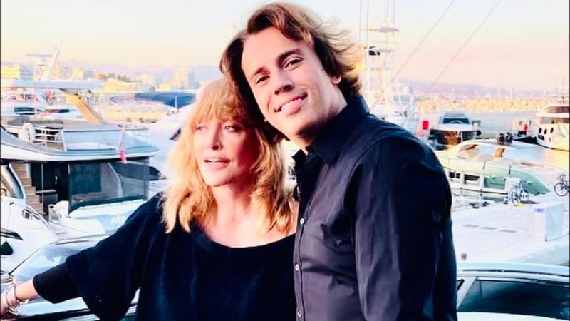 Россияне возмущены возможным возвращением Пугачевой и Галкина* а на фронте их тоже простили?