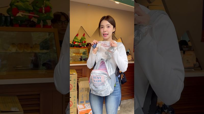 多慧要付錢結果只能現金只有帶了五百塊！等保母車來拿現金付錢囉 @lee_dahye #李多慧 #이다혜 #啦啦隊 #cheerleader #棒球 #baseball #台湾野球チア #台湾野球