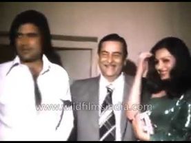 1980 के दशक के बॉम्बे में कपूर परिवार के साथ बॉलीवुड सेलिब्रिटी पार्टी में जीनत अमान, डिंपल कपाड़िया