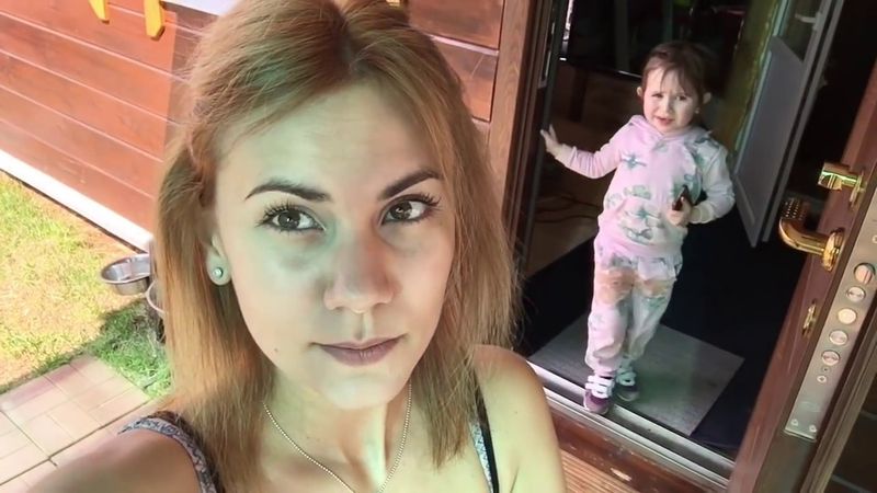 Всё подряд)))) дача, покраска, гости))))