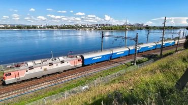 Kereta barang Rusia di Jalur Kereta Api Trans-Siberia dekat Irkutsk | Kereta penumpang